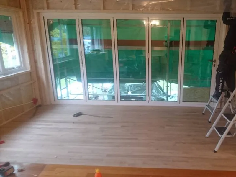 Stue med nye skyvedører ut mot hagen