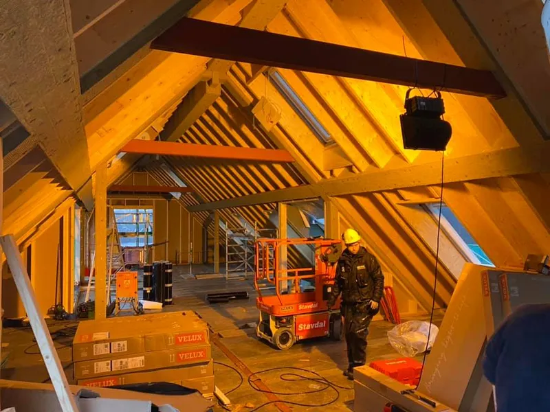 Loftsutbygging med synlige takstoler og takvinduer