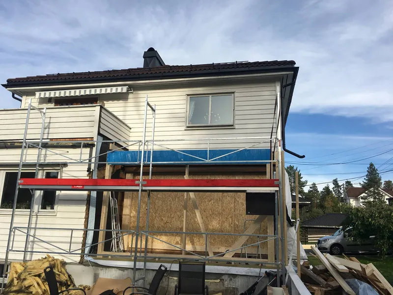 Stillas rundt bolig under fasaderehabilitering